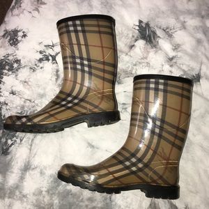 burberry rain boots!